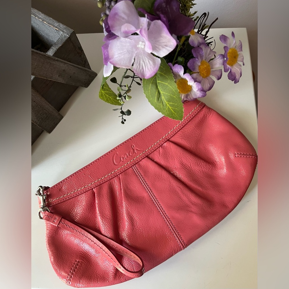 Women’s Authentic Coach Medium Pink Patent Leather Clutch / Wristlet Vintage